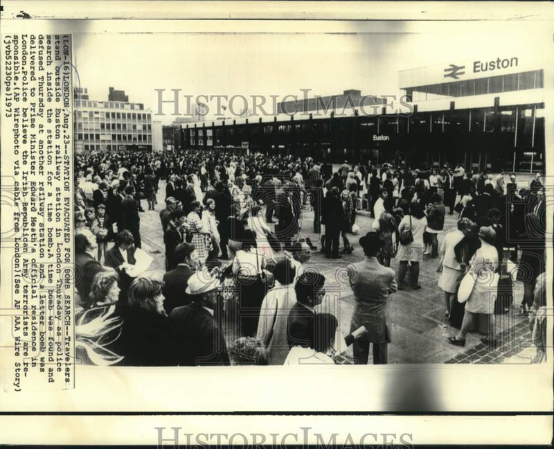 Load image into Gallery viewer, 1973 Press Photo Euston railway station evacuated for bomb search. - now18359
