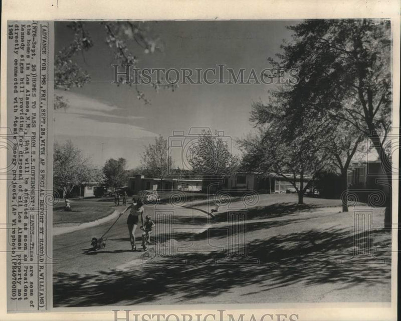 Load image into Gallery viewer, 1962 Press Photo Los Alamos homes to pass from government hands - now18383
