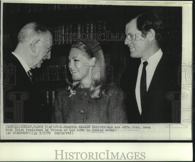 Load image into Gallery viewer, 1970 Press Photo Edward &amp; Joan Kennedy visit President De Valera, Dublin,Ireland
