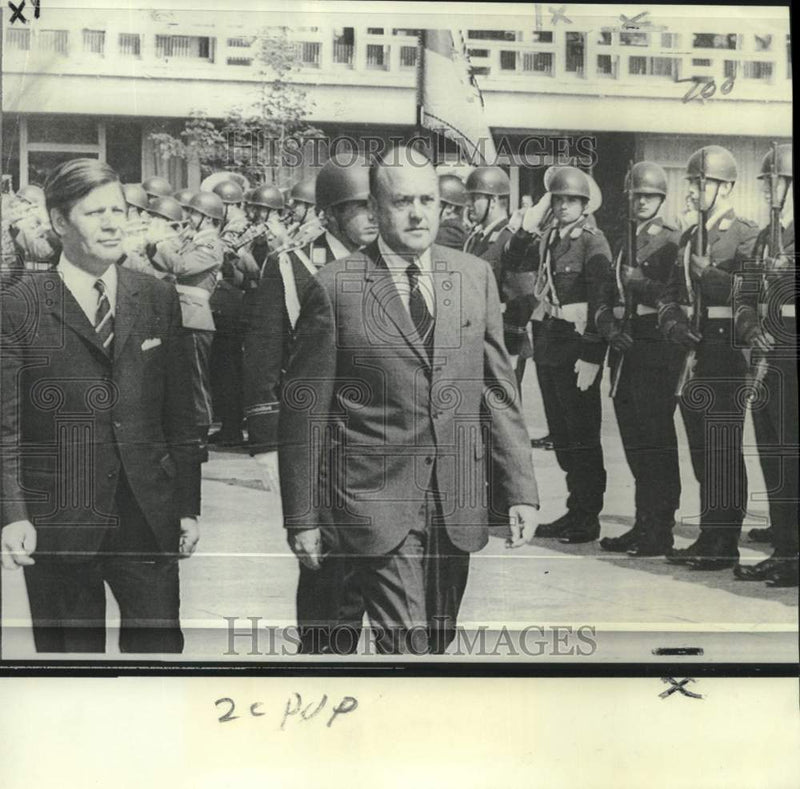 Load image into Gallery viewer, 1970 Press Photo Melvin Laird, Helmut Schmidt walk past guards, Bonn, Germany

