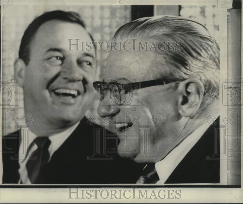Load image into Gallery viewer, 1967 Press Photo Florida Gov. Claude Kirk &amp; Ray Bliss at GOP conference, Florida

