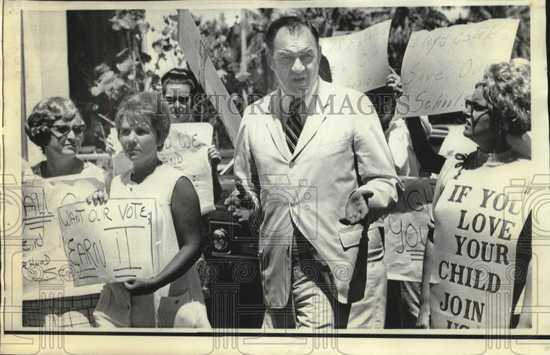 Load image into Gallery viewer, 1970 Press Photo Florida Governor Claude Kirk with anti-busing pickets
