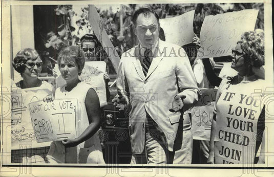 1970 Press Photo Florida Governor Claude Kirk with anti-busing pickets