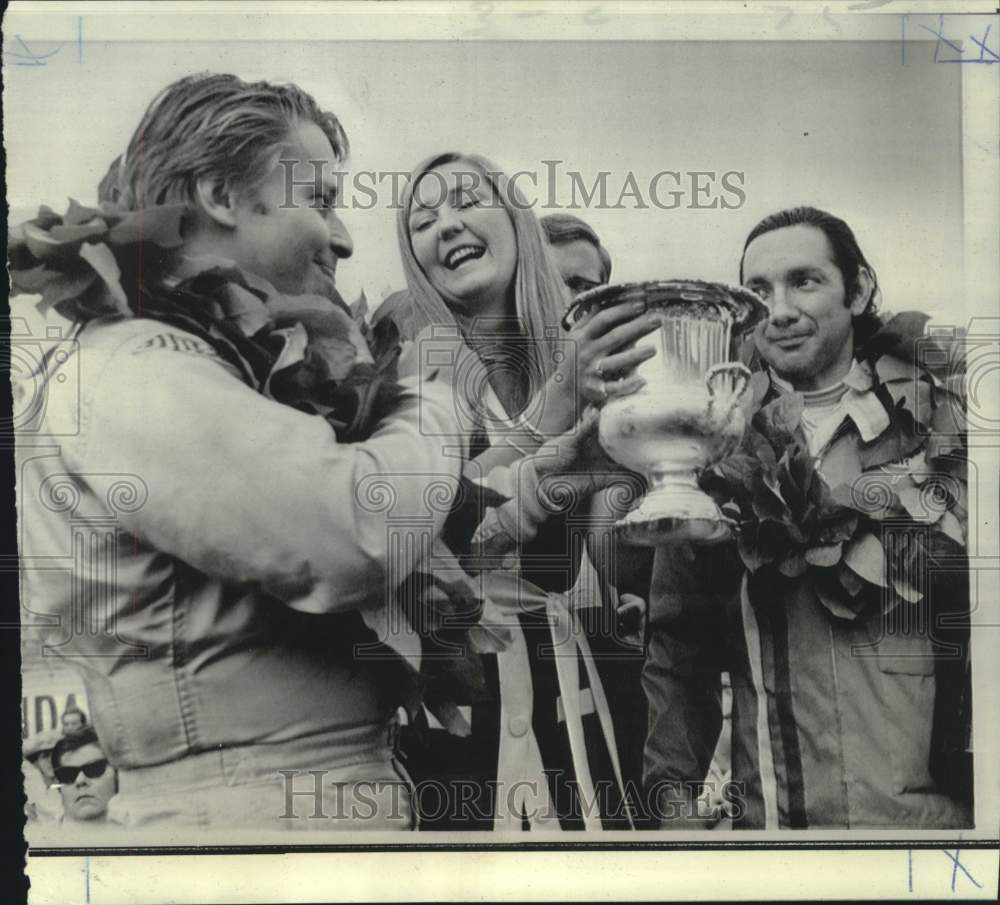 1970 Press Photo Leo Kinnunen and Rodriguez receive trophy from Nancy Womack