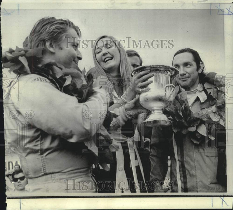Load image into Gallery viewer, 1970 Press Photo Leo Kinnunen and Rodriguez receive trophy from Nancy Womack
