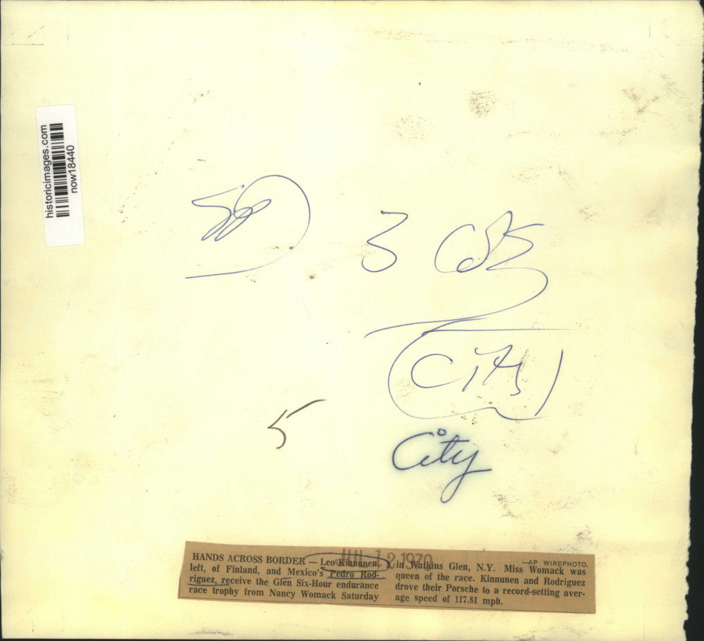 1970 Press Photo Leo Kinnunen and Rodriguez receive trophy from Nancy Womack