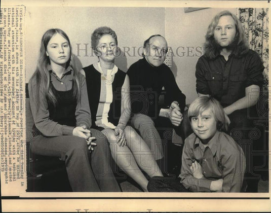 1972 Press Photo Newspaper reporter Richard Kisonak shown with family