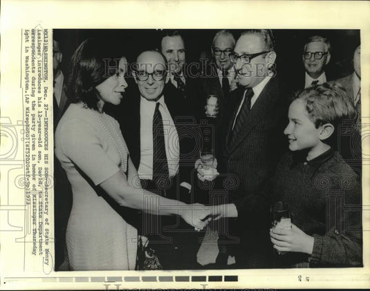 1963 Press Photo Henry Kissinger introduces son to correspondents in Washington
