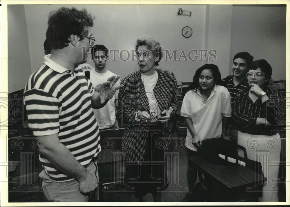 1990 Press Photo Jeane Kirkpatrick talks with others - now18471