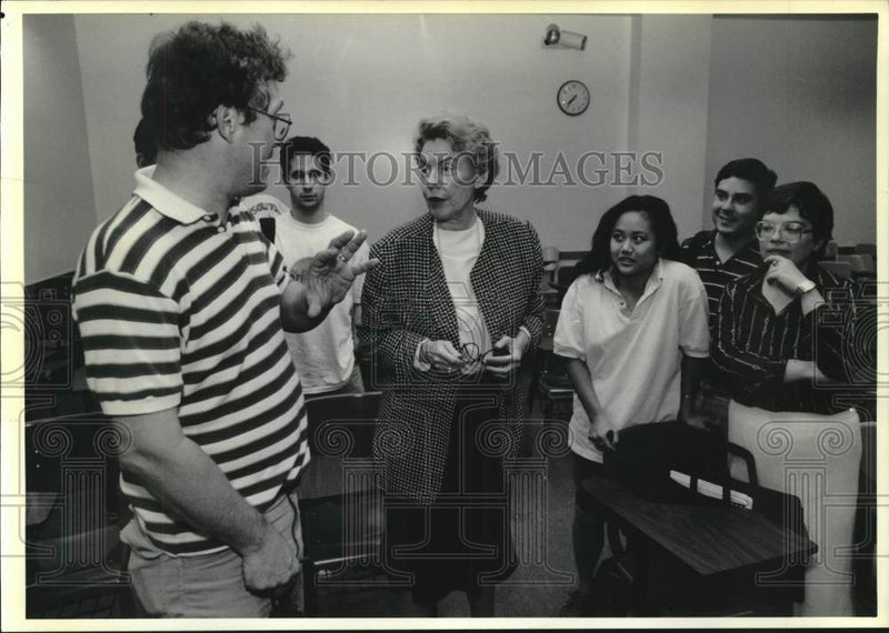 Load image into Gallery viewer, 1990 Press Photo Jeane Kirkpatrick talks with others - now18471
