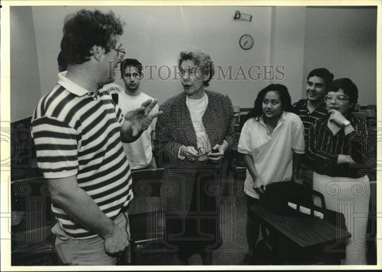 1990 Press Photo Jeane Kirkpatrick talks with others - now18471