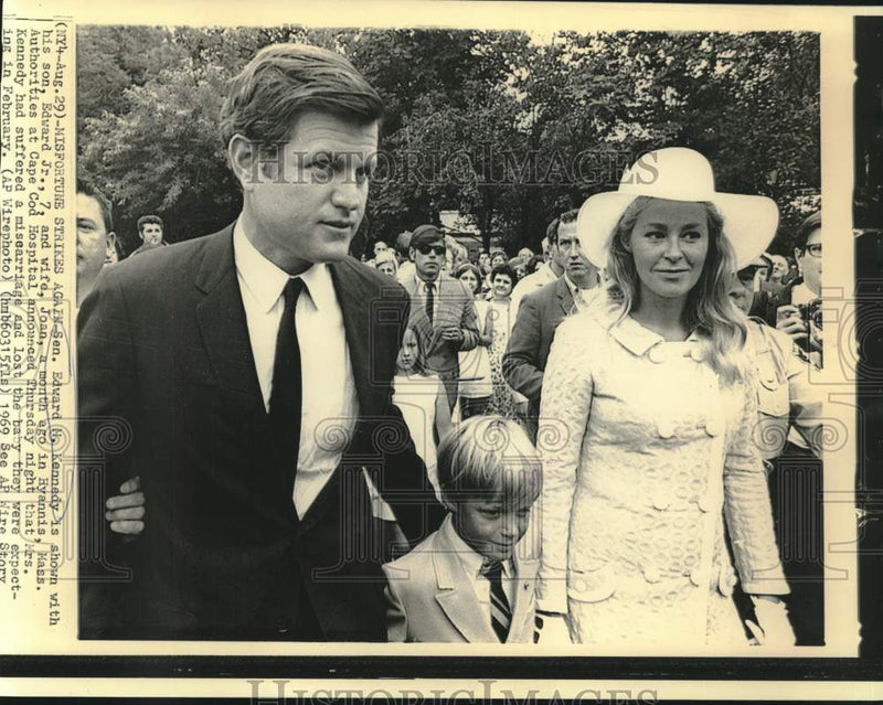 Load image into Gallery viewer, 1969 Press Photo Senator Edward Kennedy and family in Hyannis, Massachusetts
