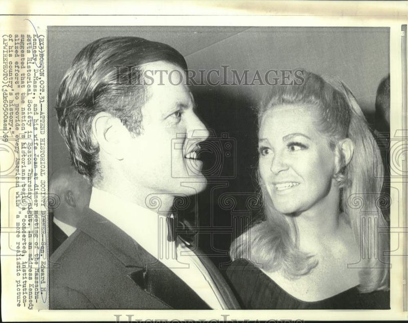 Load image into Gallery viewer, 1969 Press Photo Senator and Mrs. Kennedy at MA Historical Society dinner
