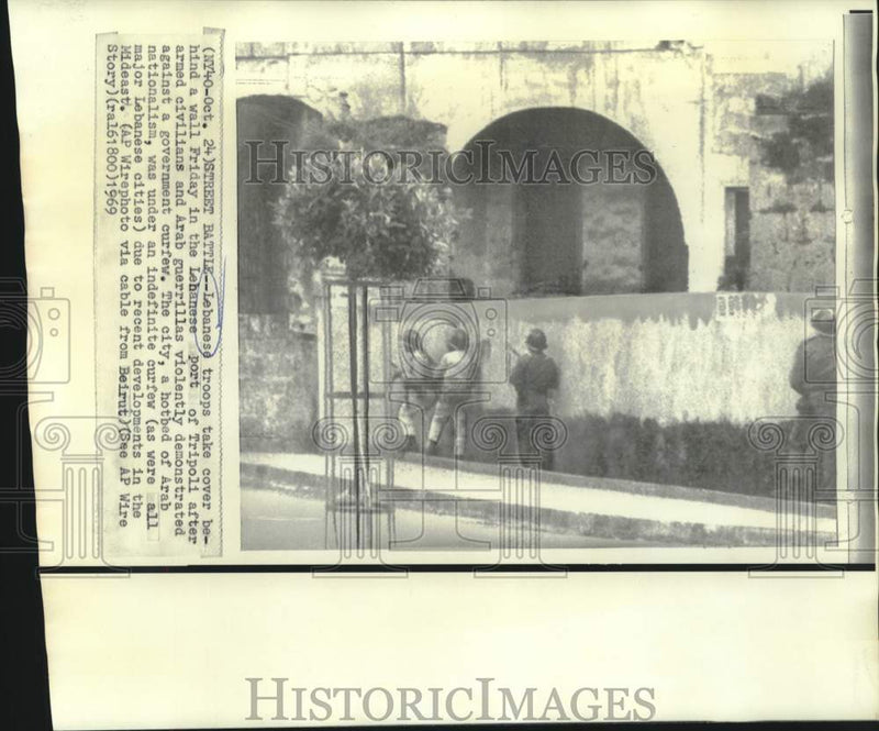 Load image into Gallery viewer, 1969 Press Photo Lebanese troops take cover in Tripoli, Lebanon - now18498
