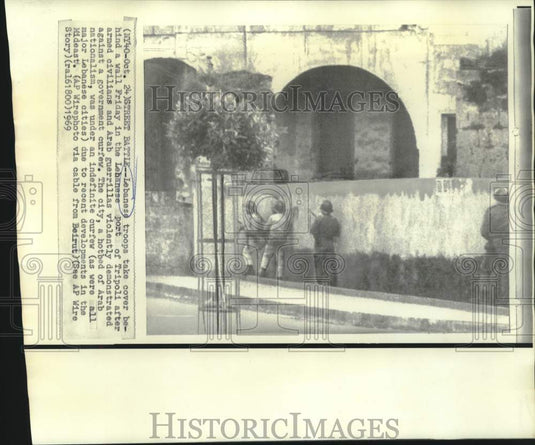 1969 Press Photo Lebanese troops take cover in Tripoli, Lebanon - now18498