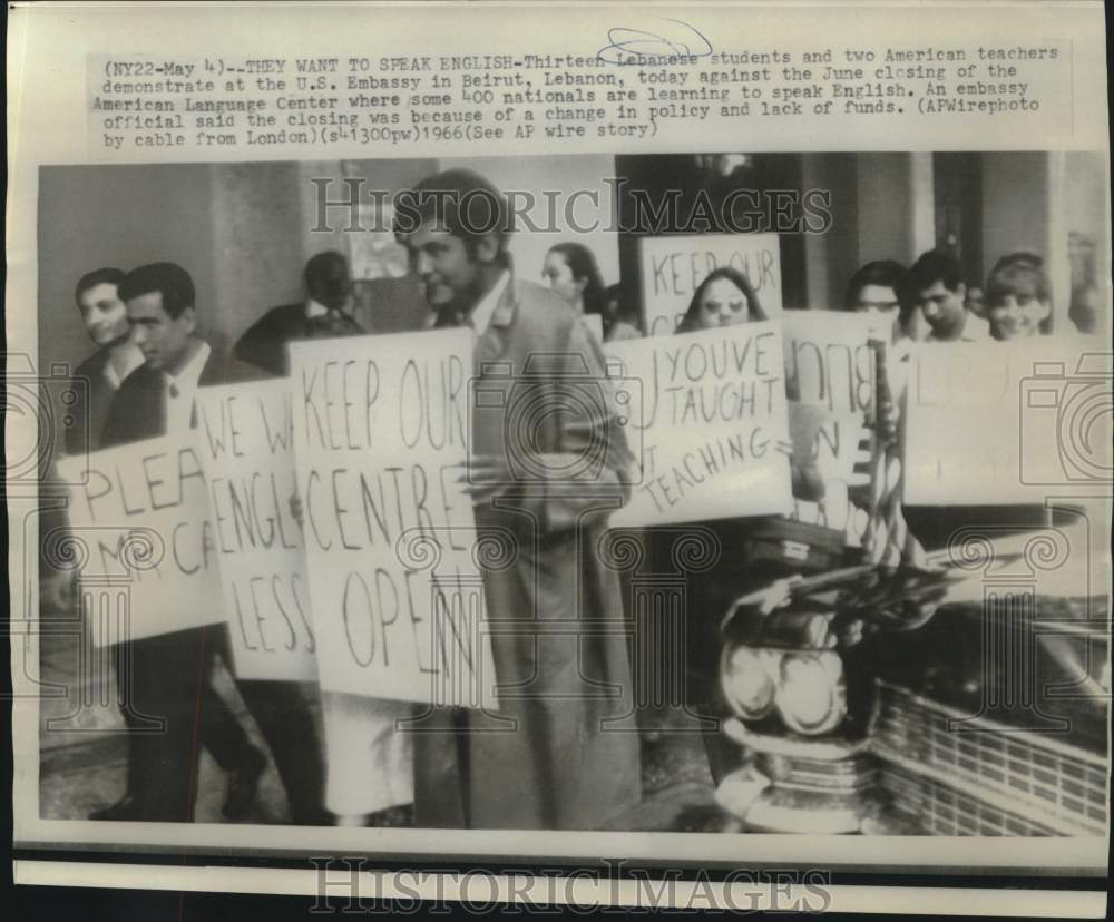 1966 Press Photo Lebanese students, U.S. teachers at U.S. Embassy, Lebanon
