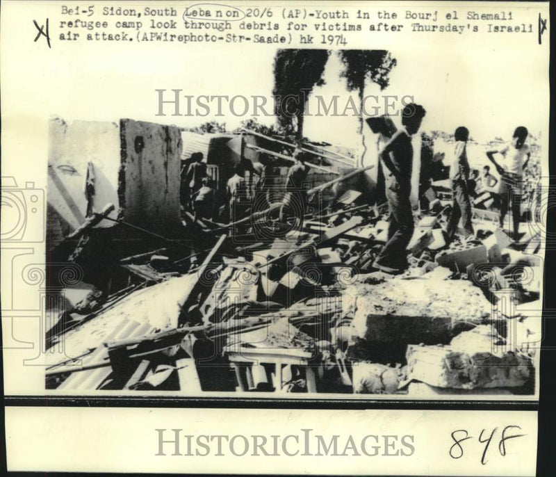 Load image into Gallery viewer, 1974 Press Photo Lebanon-Bourj el Shemali refugees search debris for victims
