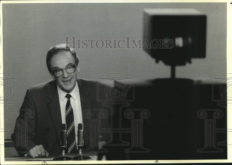 Load image into Gallery viewer, 1989 Press Photo Idor Kirillov in studio for "Vremya", Russian t.v. program
