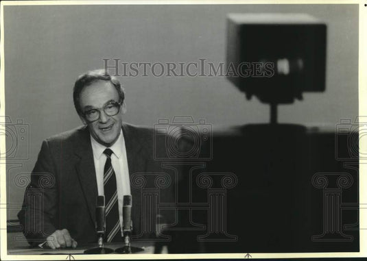 1989 Press Photo Idor Kirillov in studio for "Vremya", Russian t.v. program