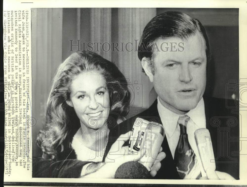 Load image into Gallery viewer, 1972 Press Photo Senator Edward and Mrs.Kennedy with newsmen in Paris, France
