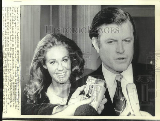 1972 Press Photo Senator Edward and Mrs.Kennedy with newsmen in Paris, France