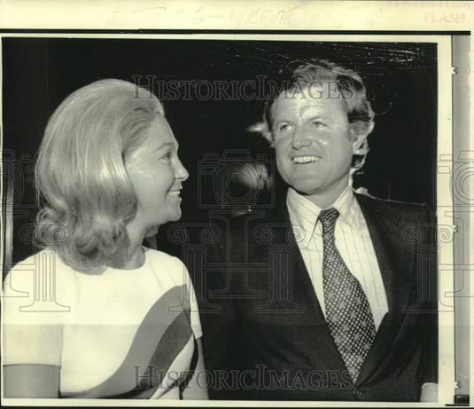 1974 Press Photo Senator Edward and Mrs. Kennedy with newsmen in Boston