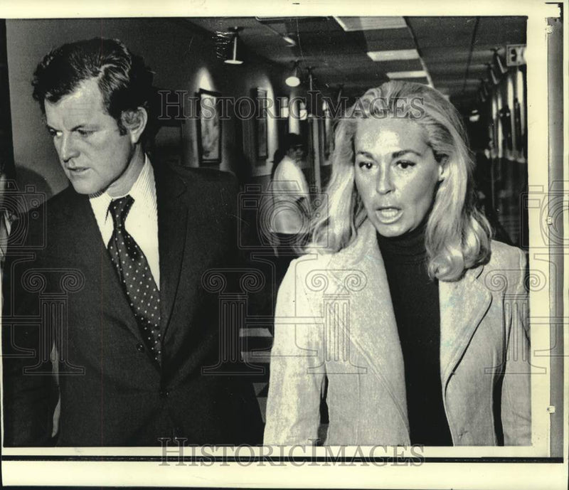 Load image into Gallery viewer, 1973 Press Photo Senator and Mrs.Edward Kennedy - now18553
