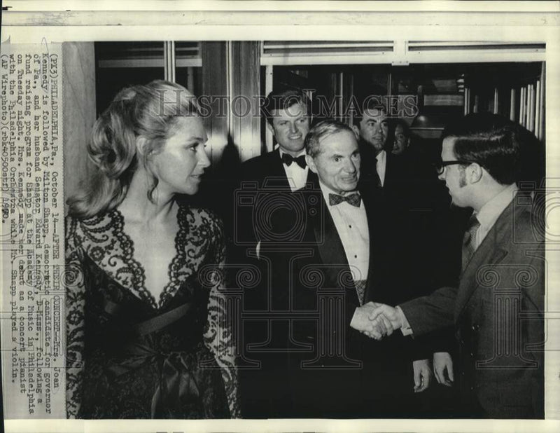 Load image into Gallery viewer, 1970 Press Photo Senator and Mrs. Kennedy with Shapp after concert in PA
