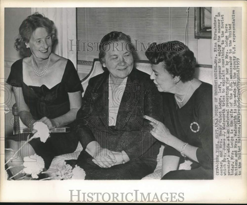 Load image into Gallery viewer, 1959 Press Photo Mrs. Khrushchev and others at New York reception - now18571
