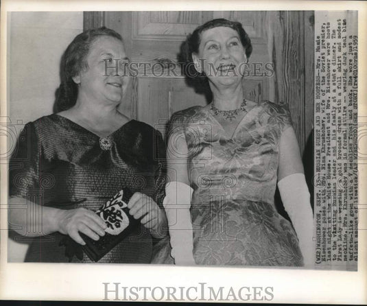 1959 Press Photo Mrs. Eisenhower and Mrs. Khrushchev at White House - now18574