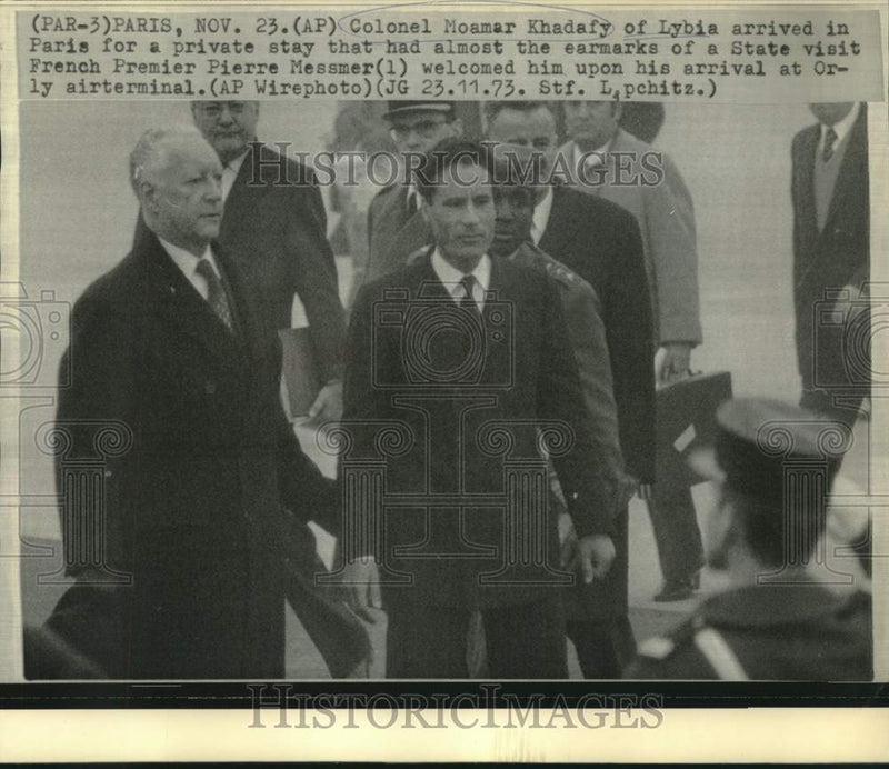 Load image into Gallery viewer, 1973 Press Photo Libya's Moammar Khadafy shakes hands with France's Ponpidou
