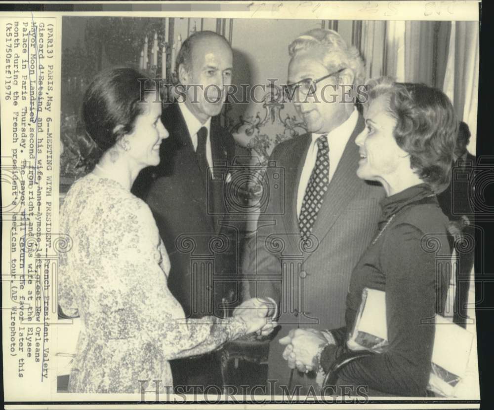 1976 Press Photo Mayor Landrieu and wife greeted by French President d&#39;Estaing