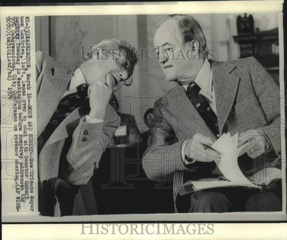 1976 Press Photo Mayor Moon Landrieu chats with Senator Humphrey in Washington