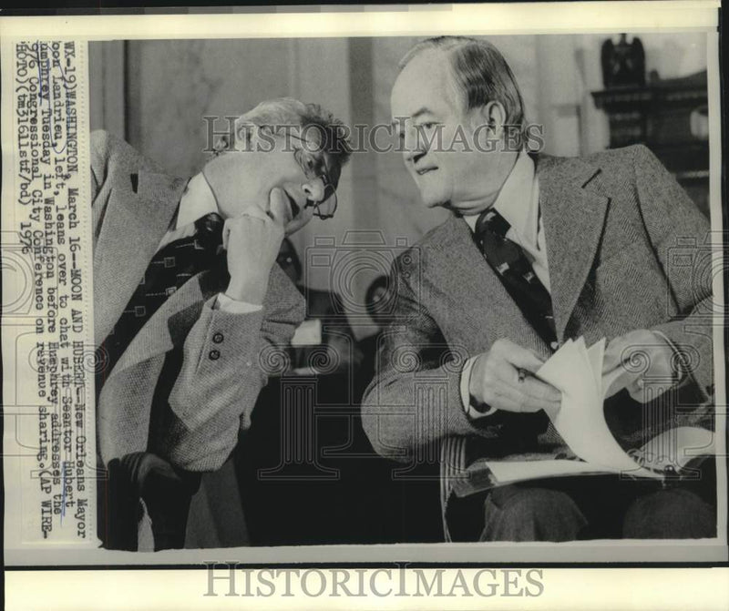 Load image into Gallery viewer, 1976 Press Photo Mayor Moon Landrieu chats with Senator Humphrey in Washington
