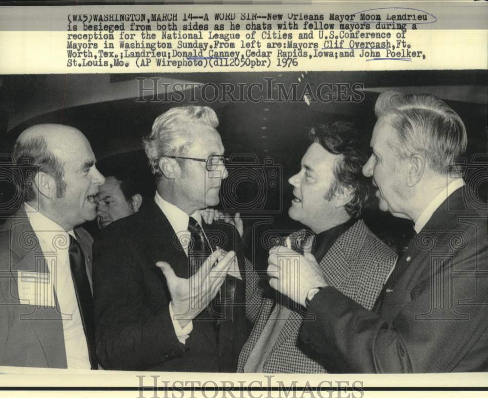 1976 Press Photo Mayor Moon Landrieu chats with other mayors in Washington