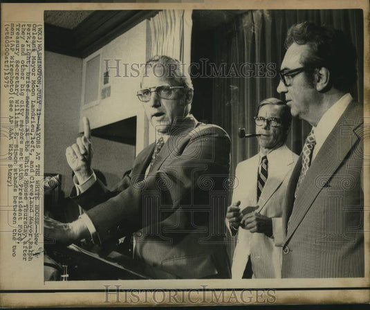 1975 Press Photo Mayors Landrieu and Perk brief newsmen at White House
