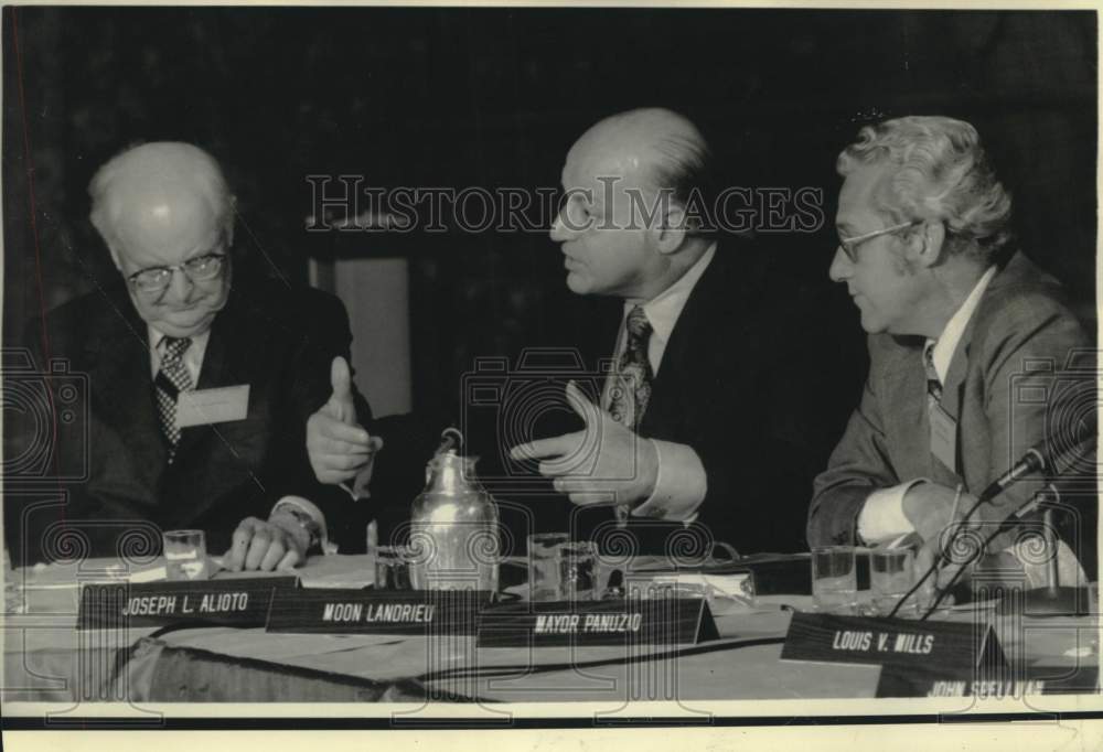 1974 Press Photo Mayor Moon Landrieu and others at economic summit meeting