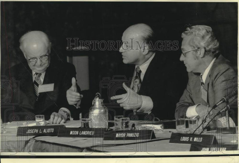 Load image into Gallery viewer, 1974 Press Photo Mayor Moon Landrieu and others at economic summit meeting

