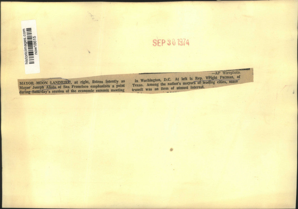 1974 Press Photo Mayor Moon Landrieu and others at economic summit meeting