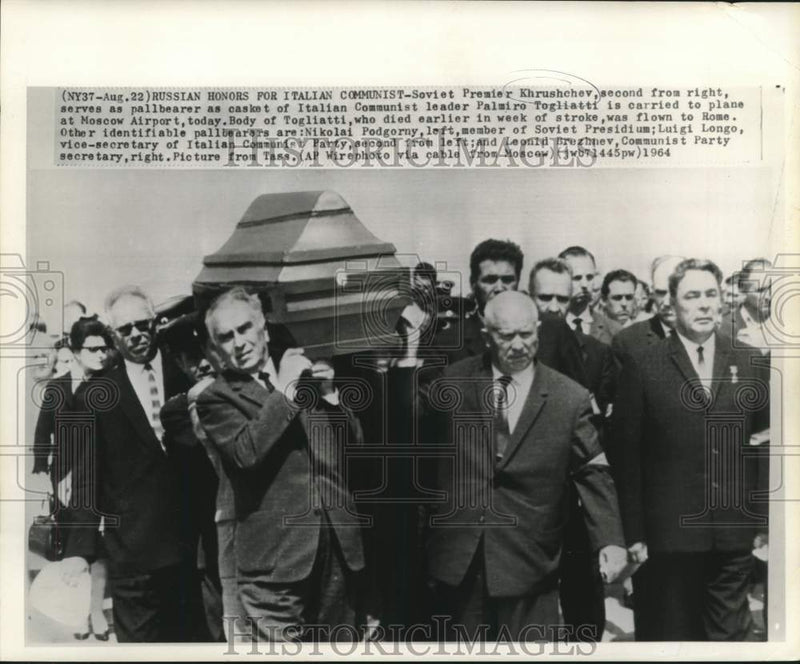 Load image into Gallery viewer, 1964 Press Photo Soviet Premier Krushchev and other pallbearers for Togliatti
