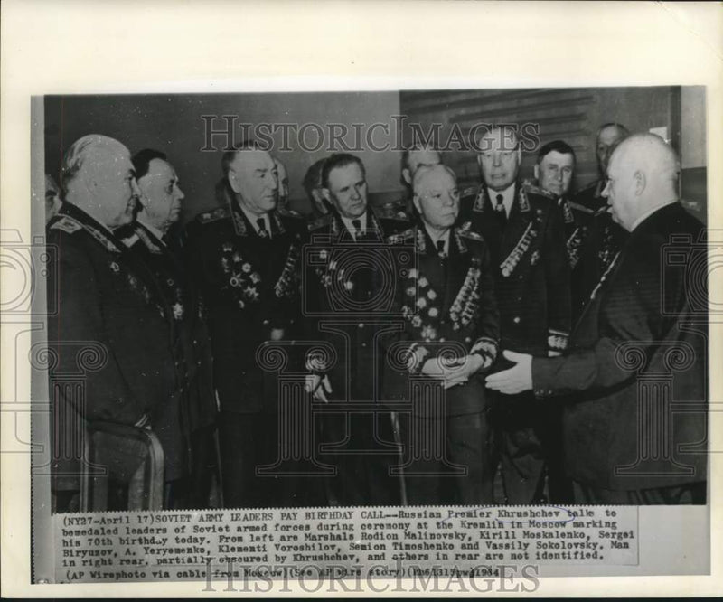Load image into Gallery viewer, 1984 Press Photo Soviet Army leaders pay birthday call to Premier Khrushchev
