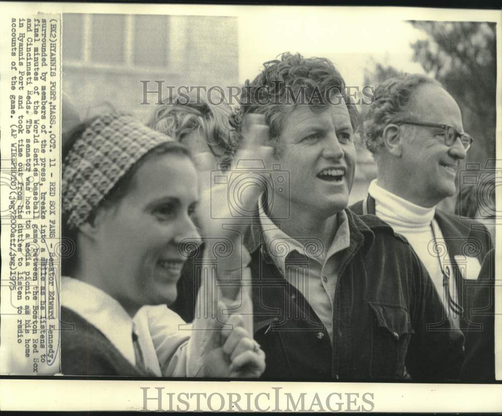 1975 Press Photo Senator Edward Kennedy and press listen to World Series game.