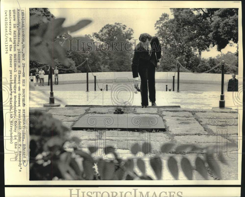 Load image into Gallery viewer, 1974 Press Photo Senator Kennedy places flower of JFK's grave in Arlington
