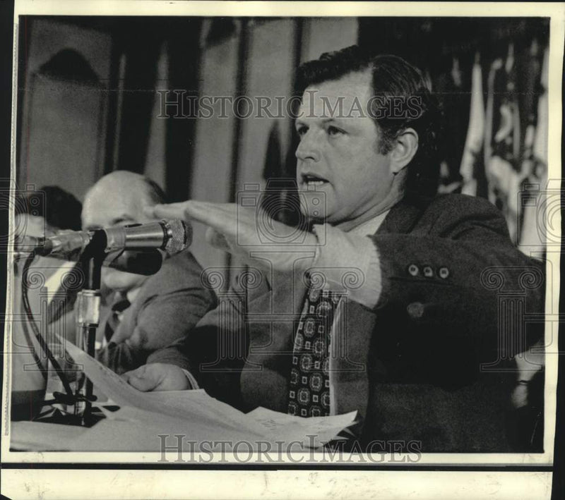 Load image into Gallery viewer, 1974 Press Photo Senator Edward Kennedy at National Conference in Seattle
