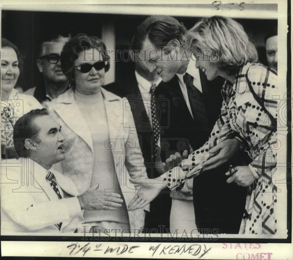1973 Press Photo Senator Edward Kennedy introduces sister to Governor Wallace