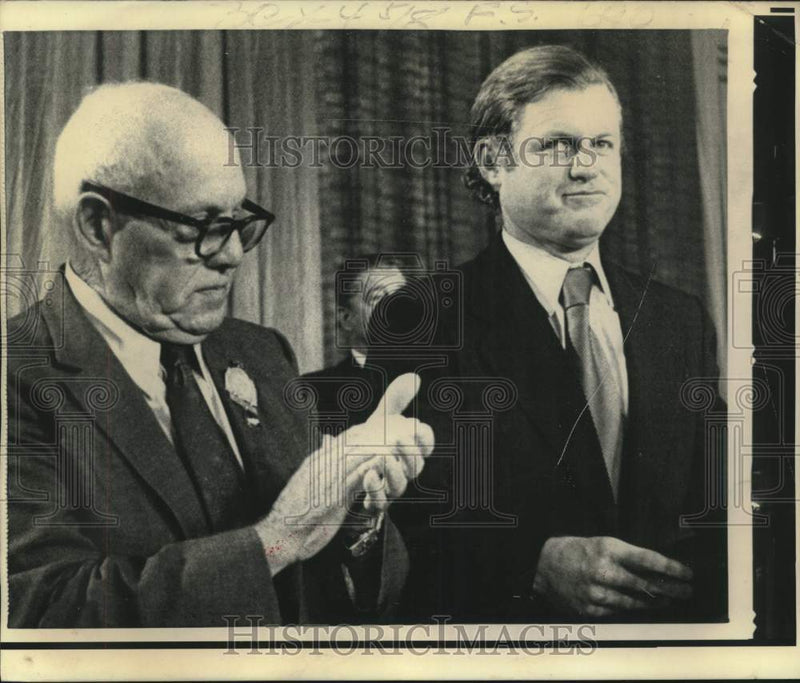 Load image into Gallery viewer, 1973 Press Photo AFL-CIO President Meany introduces Senator Edward Kennedy
