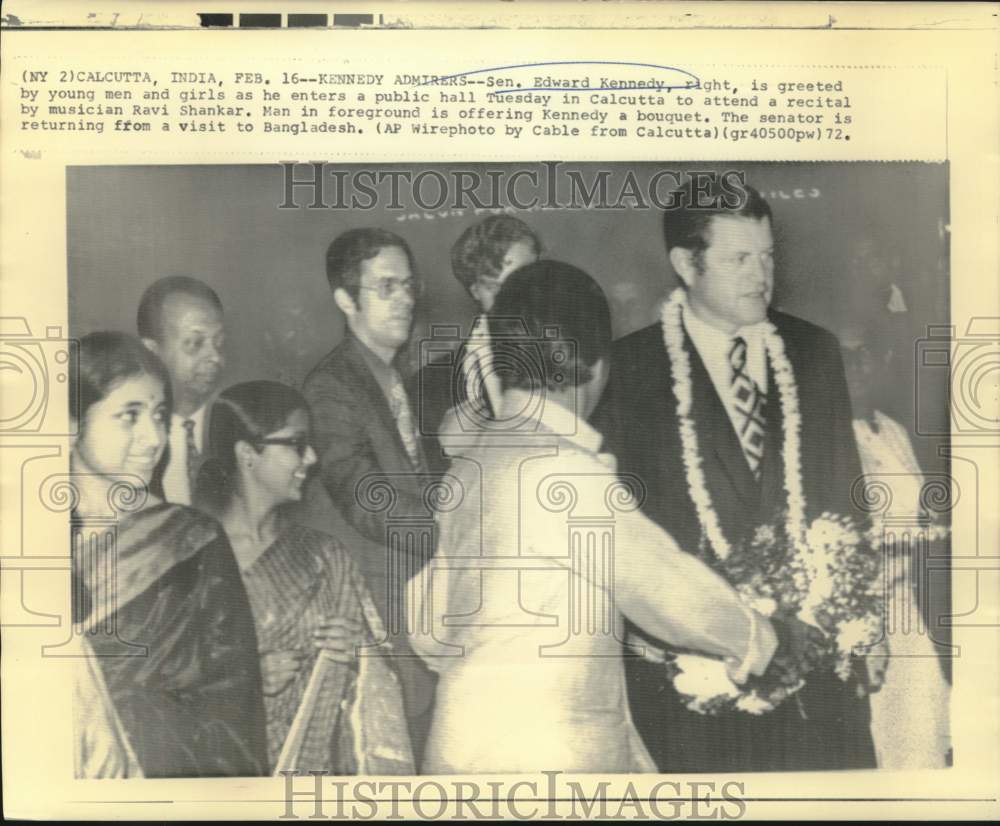 1972 Press Photo Senator Edward Kennedy greeted in Calcutta, India - now18699