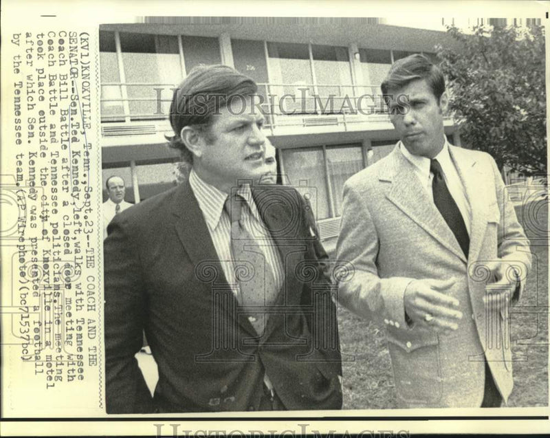Load image into Gallery viewer, 1972 Press Photo Senator Kennedy walks with Tennessee football Coach Battle
