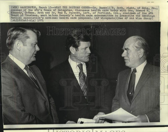 1971 Press Photo Senator Edward Kennedy and AMA officials discuss health care