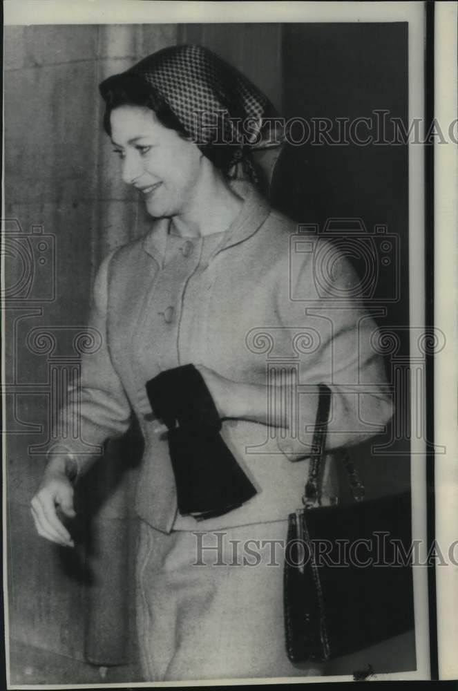 Load image into Gallery viewer, 1967 Press Photo Princess Margaret leaves King Edward VII Hospital in London
